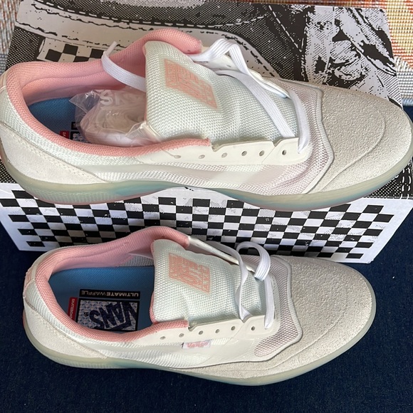 Vans WMNS Ave
White/Powder Pink
VN0A5JIB890
Sneakers - Picture 3 of 16